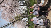 満開の桜の下で、仲良く記念写真。
桜も綺麗ですが、3名の方の笑顔も素敵です