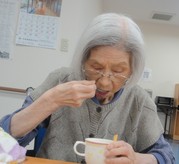アイスクリームに夢中です。
「美味しい」「ありがとう、嬉しい」と、言ってくださいました。