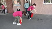 職員も、実際に消火器訓練をおこないました。ひとつずつ確認しながら
真剣に取り組みました。
