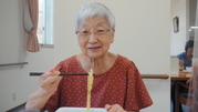 とても良い笑顔！
『暑い日には、いいわね』と、言って頂きました。
喜んでいただけて、職員全員嬉しいです。皆さんの笑顔がたくさん見られるように、これからも、頑張ります。