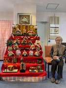 七段飾りの前で記念写真