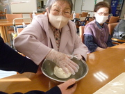 ぜんざいに入れる白玉団子を作って頂いております。