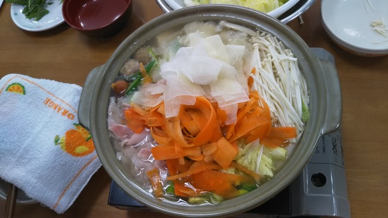 雪のちらつく中・・・鍋パティーを行いました。